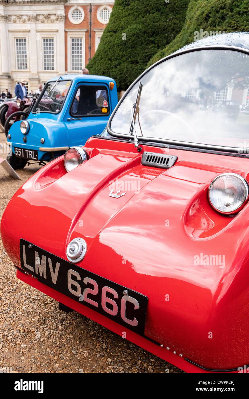 Mini auto da bolla al Concours of Elegance 2023, Hampton Court Palace, Londra Foto Stock