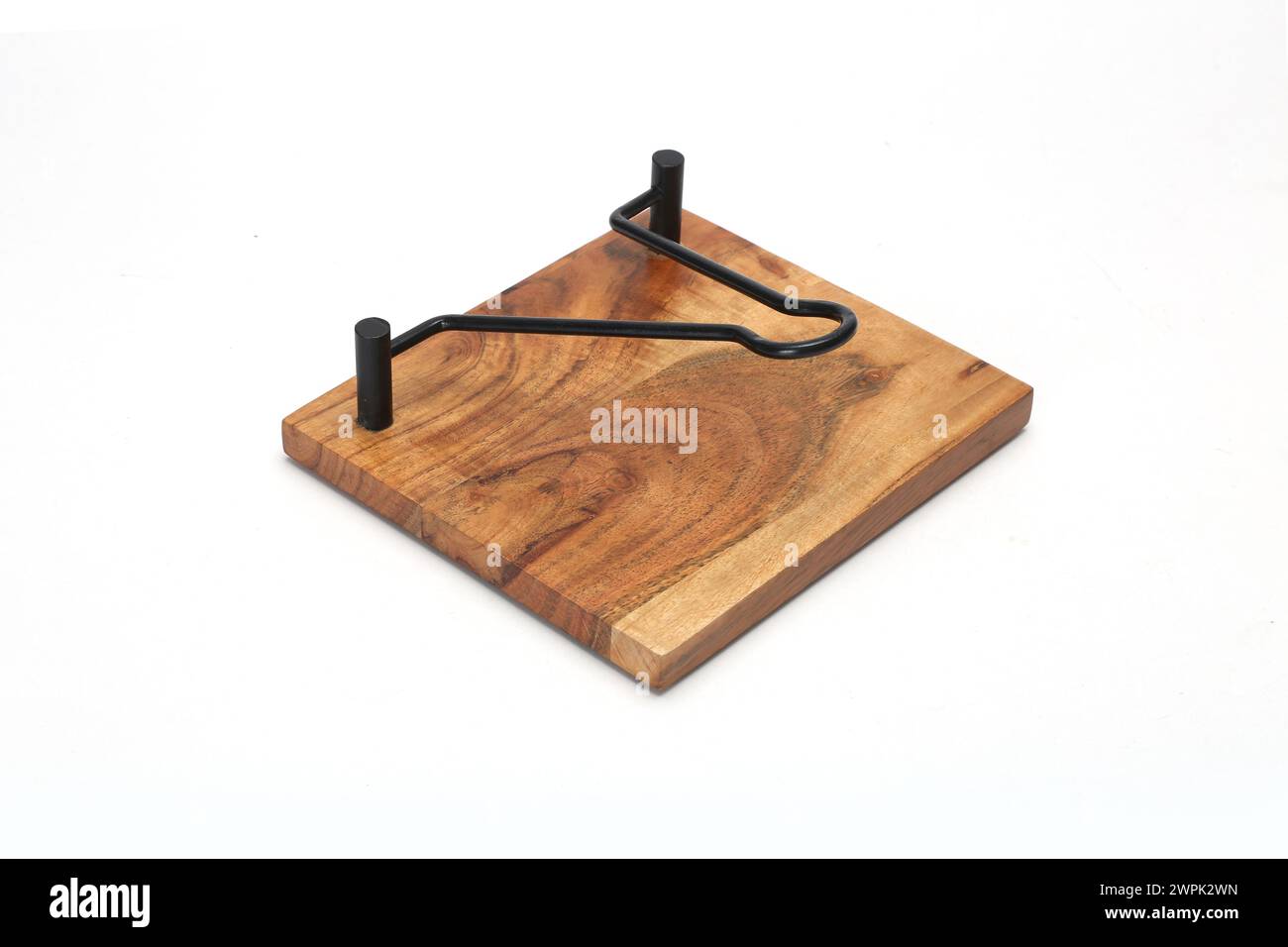 utensili da cucina in legno lavorati a mano isolati su sfondo bianco Foto Stock