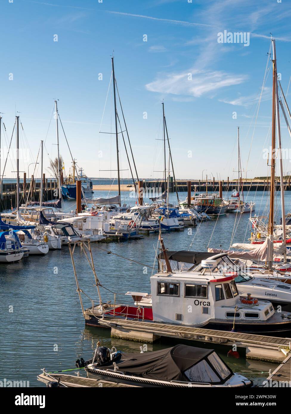 Barche nel porto turistico del Sylter Yacht Club a Hoernum sull'isola di Sylt, Frisia settentrionale, Schleswig-Holstein, Germania Foto Stock