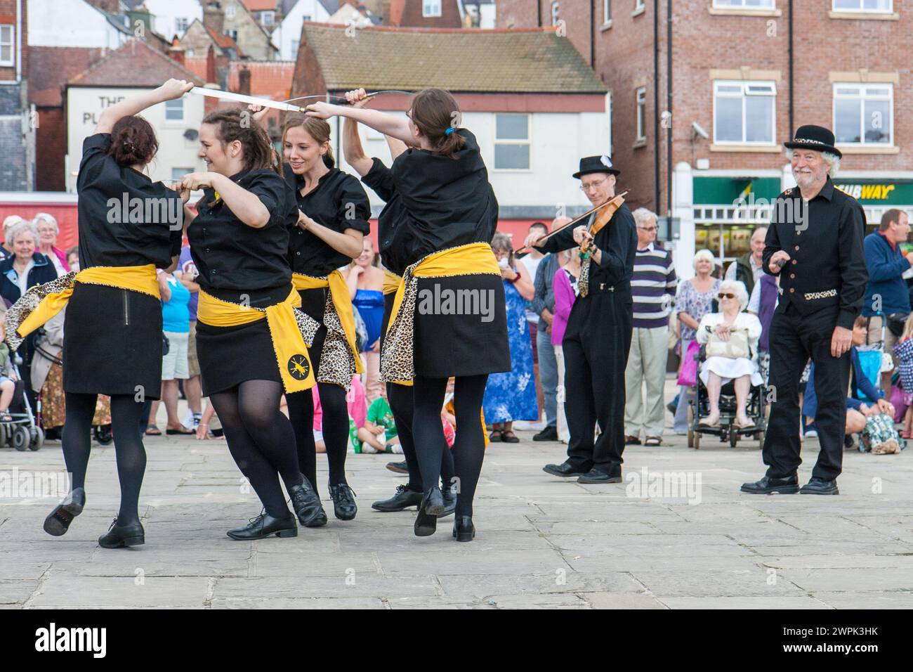 Whip the Cat, una squadra di danza rapper alla Whitby Folk Week Foto Stock