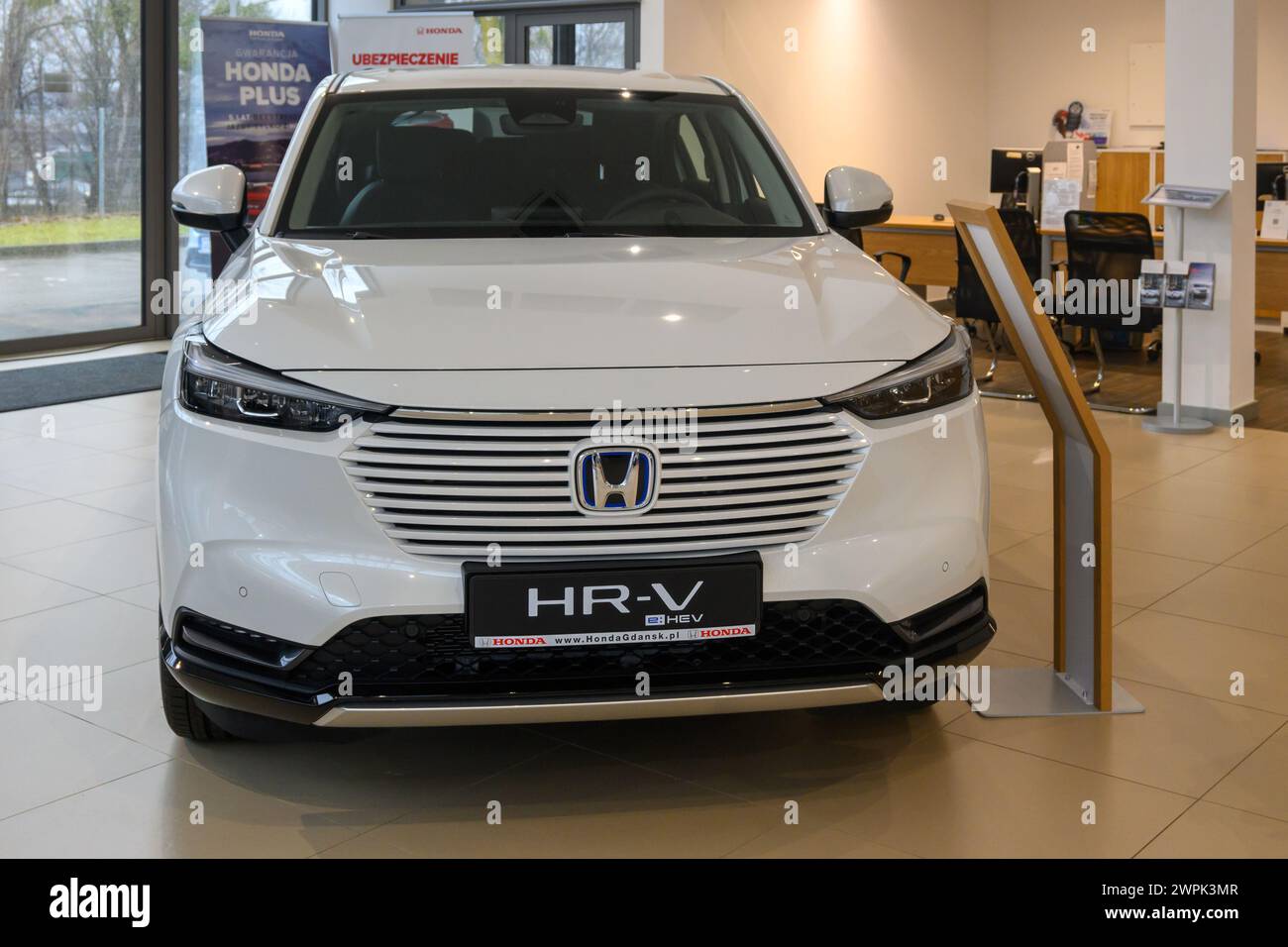 Danzica, Polonia - 24 febbraio 2024: Honda HR-V HYBRID presentata nello showroom dell'auto Foto Stock