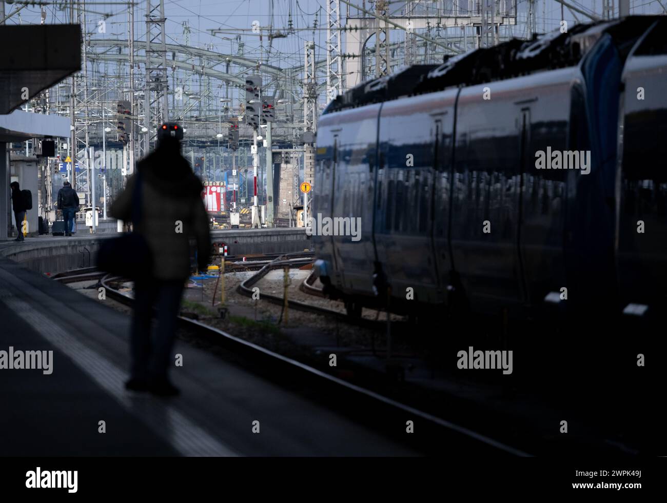 Monaco, Germania. 8 marzo 2024. Un uomo aspetta su un binario alla stazione centrale. Nella disputa salariale con Deutsche Bahn, l'unione dei macchinisti GDL ha chiesto scioperi di 35 ore sia sui servizi passeggeri che su quelli merci. Lo sciopero dovrebbe durare ufficialmente fino alle 13:00 di venerdì. Crediti: Sven Hoppe/dpa/Alamy Live News Foto Stock