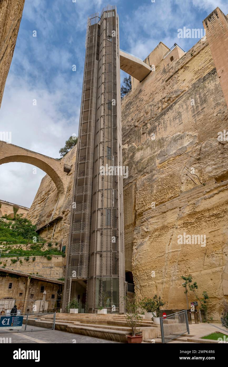 Gli ascensori di Upper Barrakka collegano i giardini di Upper Barrakka al Grand Harbour, la Valletta, Malta Foto Stock
