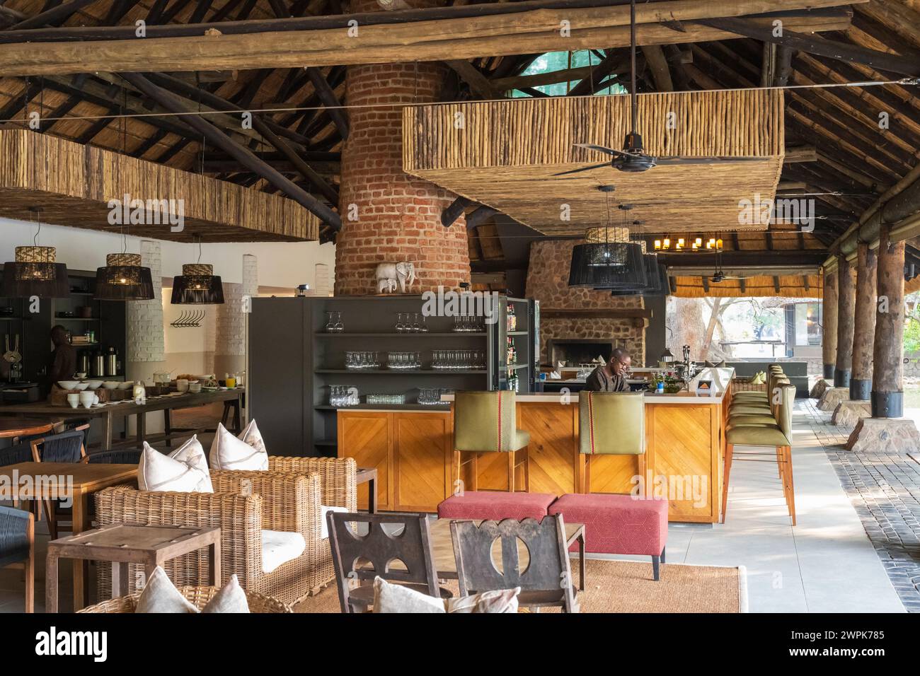 Bar e area salotto al Mfuwe Lodge nel settore Mfuwe del Parco Nazionale Luangwa Sud in Zambia, Africa meridionale Foto Stock