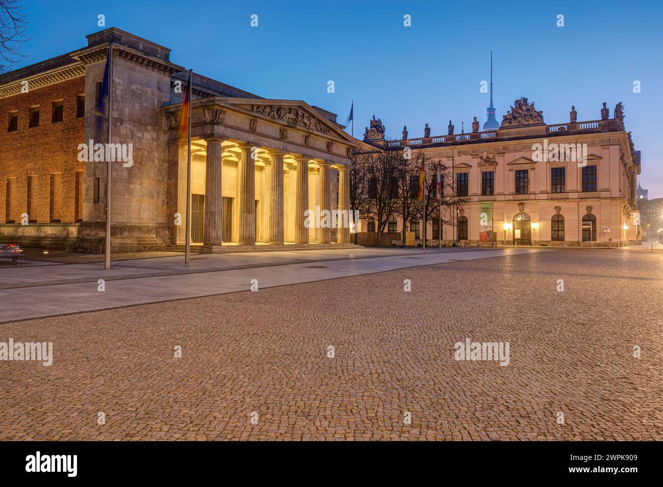 Il Neue Wache e il Museo storico tedesco di Berlino all'alba Foto Stock