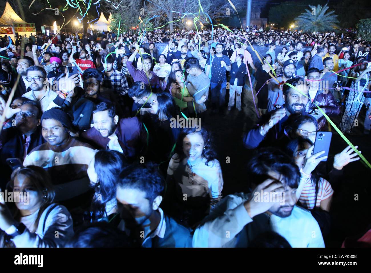 NUOVA DELHI, INDIA - 2 MARZO: Folle goditi l'esibizione del compositore Vishal Mishra durante il suo Pehle Bhi Main India Tour, a cura di Fever Live - il verticale di intrattenimento dal vivo di Fever Network, il 2 marzo 2024 a nuova Delhi, India. Durante il set di due ore, il cantante-compositore ha anche reso omaggio all'icona della riproduzione tarda KK con un medley delle sue canzoni come Zara sa (Jannat, 2008), Khuda Jaane (Bachna Ae Haseeno, 2008) e o meri Jaan (Life in a Metro, 2007), dicendo: "Ye medley hum aise gayenge ki humari awaaz wahan KK tak pahunchegi!". (Foto di Manoj Verma/Hindustan Times/Sipa Foto Stock