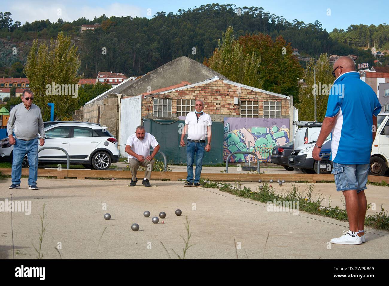 Cangas, Pontevedra, Spagna; settembre 29,2021; molti uomini più anziani giocano il gioco della petanque Foto Stock