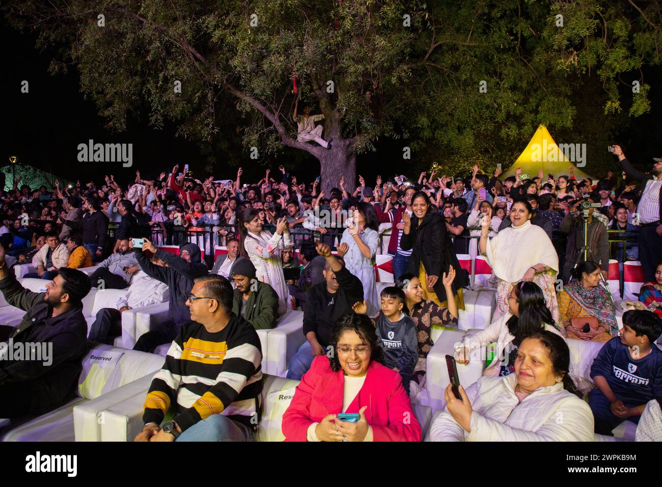 Nuova Delhi, India. 8 marzo 2024. NUOVA DELHI, INDIA - 4 MARZO: La folla si esibisce con il cantante Javed Ali durante un concerto organizzato dal Delhi Tourism presso la Sunder Nursery, il 4 marzo 2024 a nuova Delhi, India. (Foto di Raajessh Kashyap/Hindustan Times/Sipa USA ) crediti: SIPA USA/Alamy Live News Foto Stock