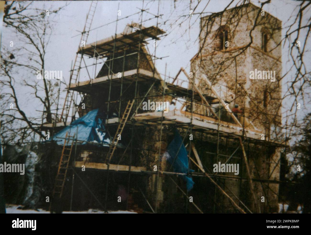 15/09/14 Colleziona foto che mostra il tetto della chiesa in fase di ricostruzione nel 1996. Come una crociata di ventidue anni per salvare una chiesa abbandonata fu perplessa manÕs Foto Stock