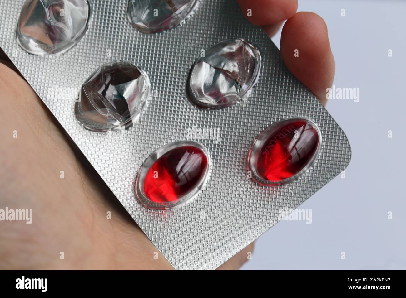 Espoo, Finlandia - aprile 2020: Burana, Ibuprofen 400mg capsule , questo è un farmaco antinfiammatorio non steroideo (NSAID) che allevia il dolore e la febbre. Foto Stock