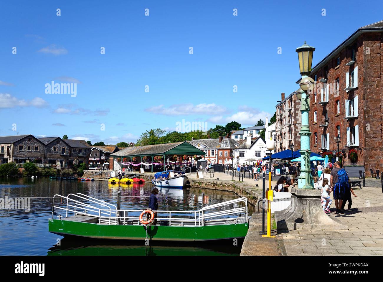 Butts Ferry lungo il fiume exe con l'East Bank Quay e i ristoranti sulla destra, Exeter, Devon, UK, Europe. Foto Stock