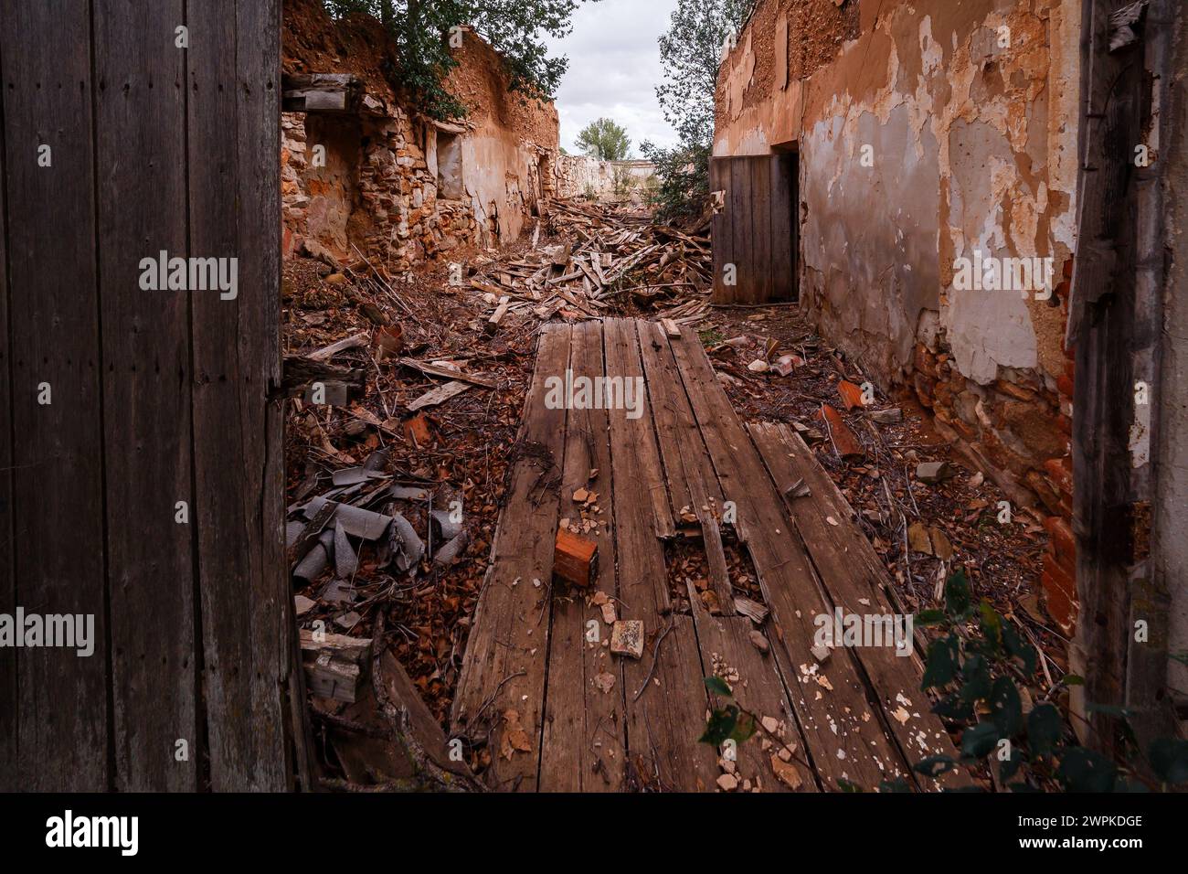 Porta nel pavimento di una casa abbandonata Foto Stock