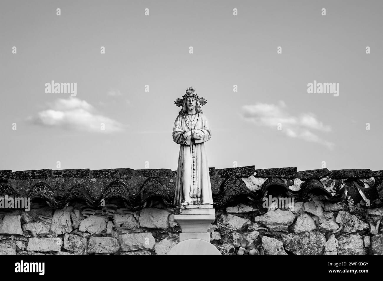 Due nuvole su entrambi i lati di una scultura tombale Foto Stock