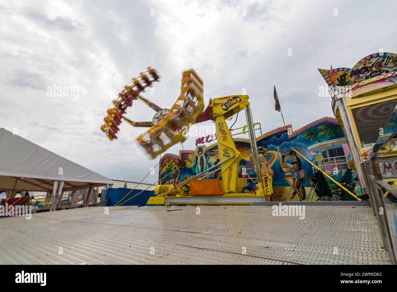 Un carosello a una fiera di divertimento con una velocità dell'otturatore lunga o un'esposizione lunga con sfocatura del movimento Foto Stock