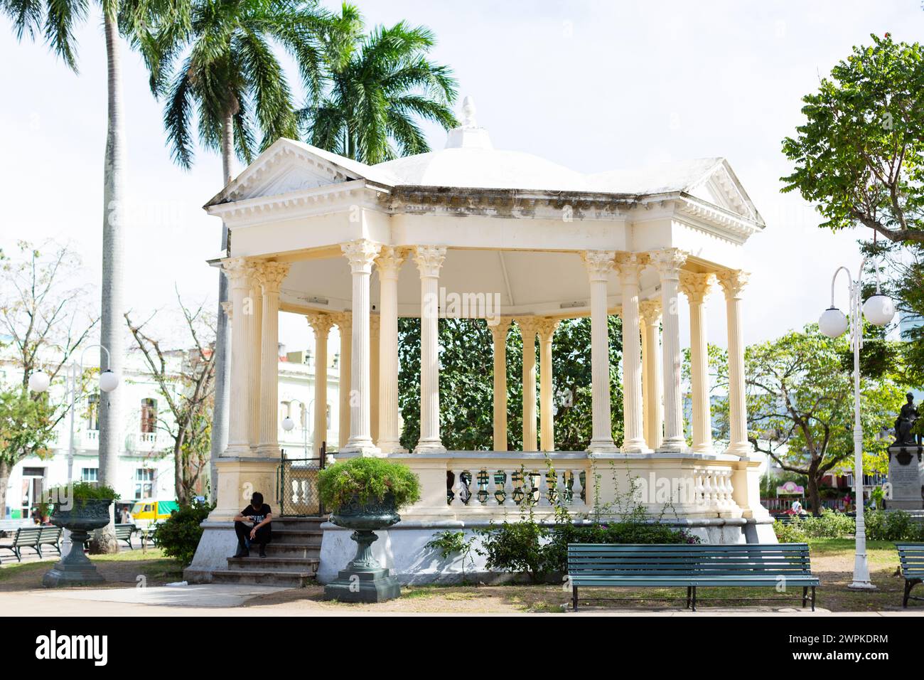 Il cuore di Santa Clara: Parque Leoncio Vidal, un gioiello urbano cubano Foto Stock