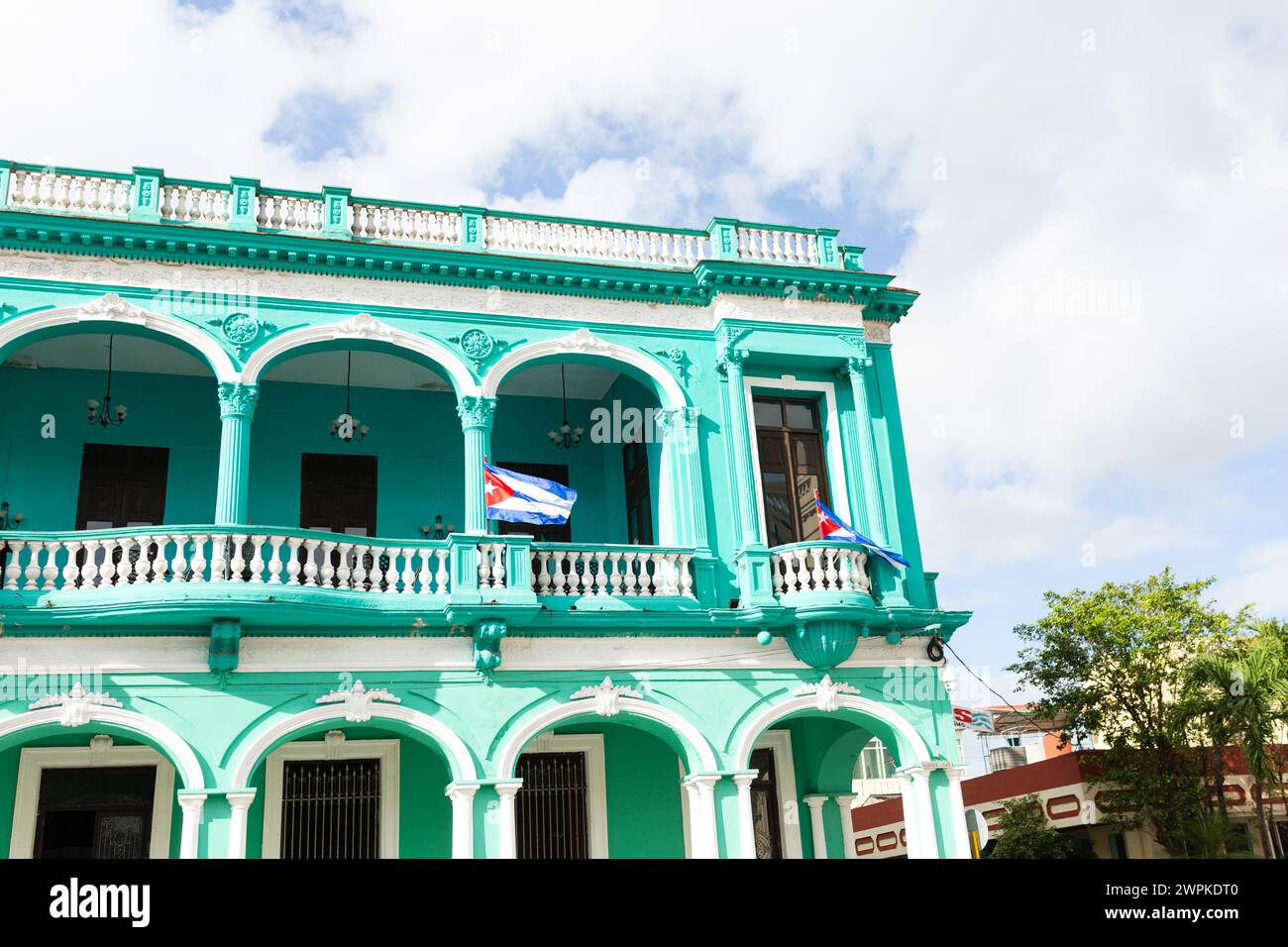 Edifici color azzurro e bandiere cubane a Santa Clara Foto Stock