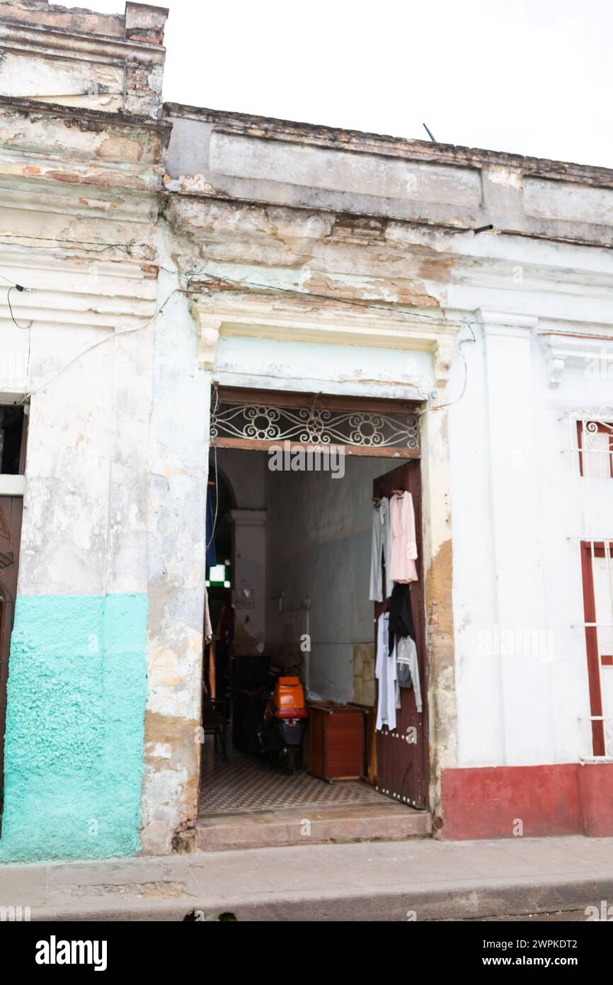 Porta colorata sulla strada storica di Santa Clara Foto Stock
