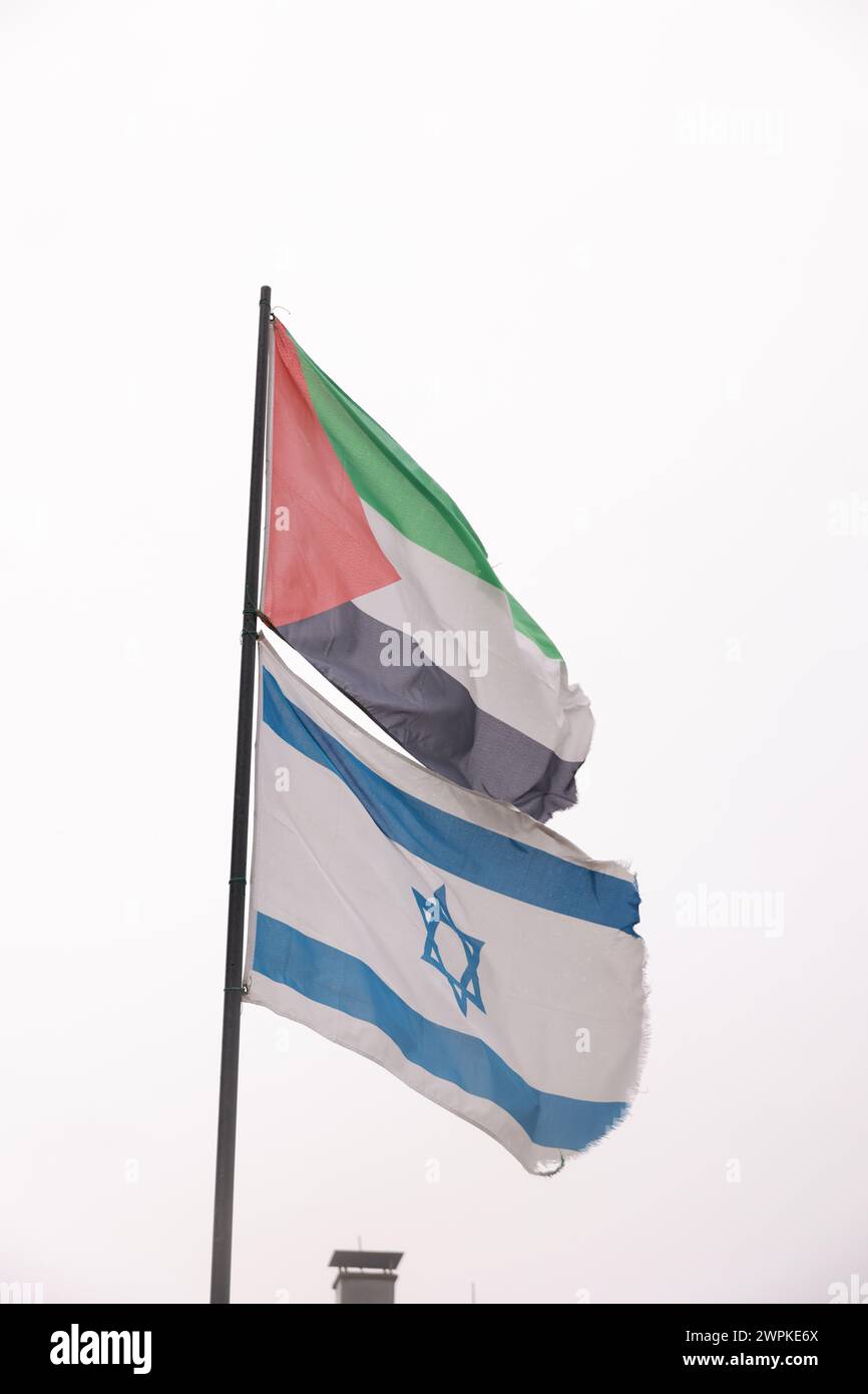 Una bandiera di Israele e Palestina insieme nel vento come simbolo di pace e solidarietà e una soluzione a due Stati Foto Stock
