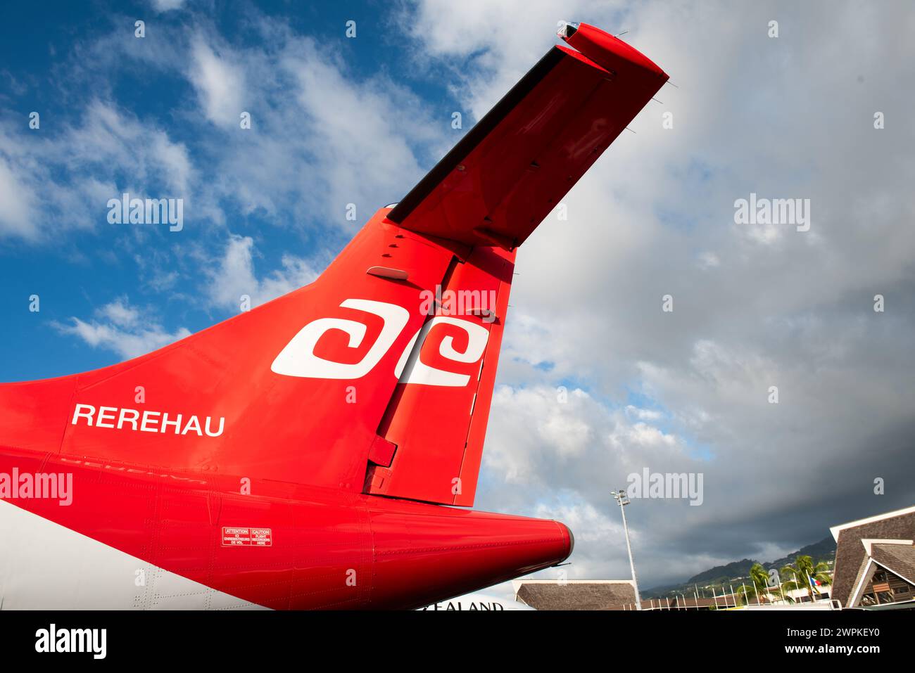 Stabilizzatore verticale di Air Tahiti VT 535, ATR 72 presso l'aeroporto di Fakarava, FAV, Polinesia francese Foto Stock