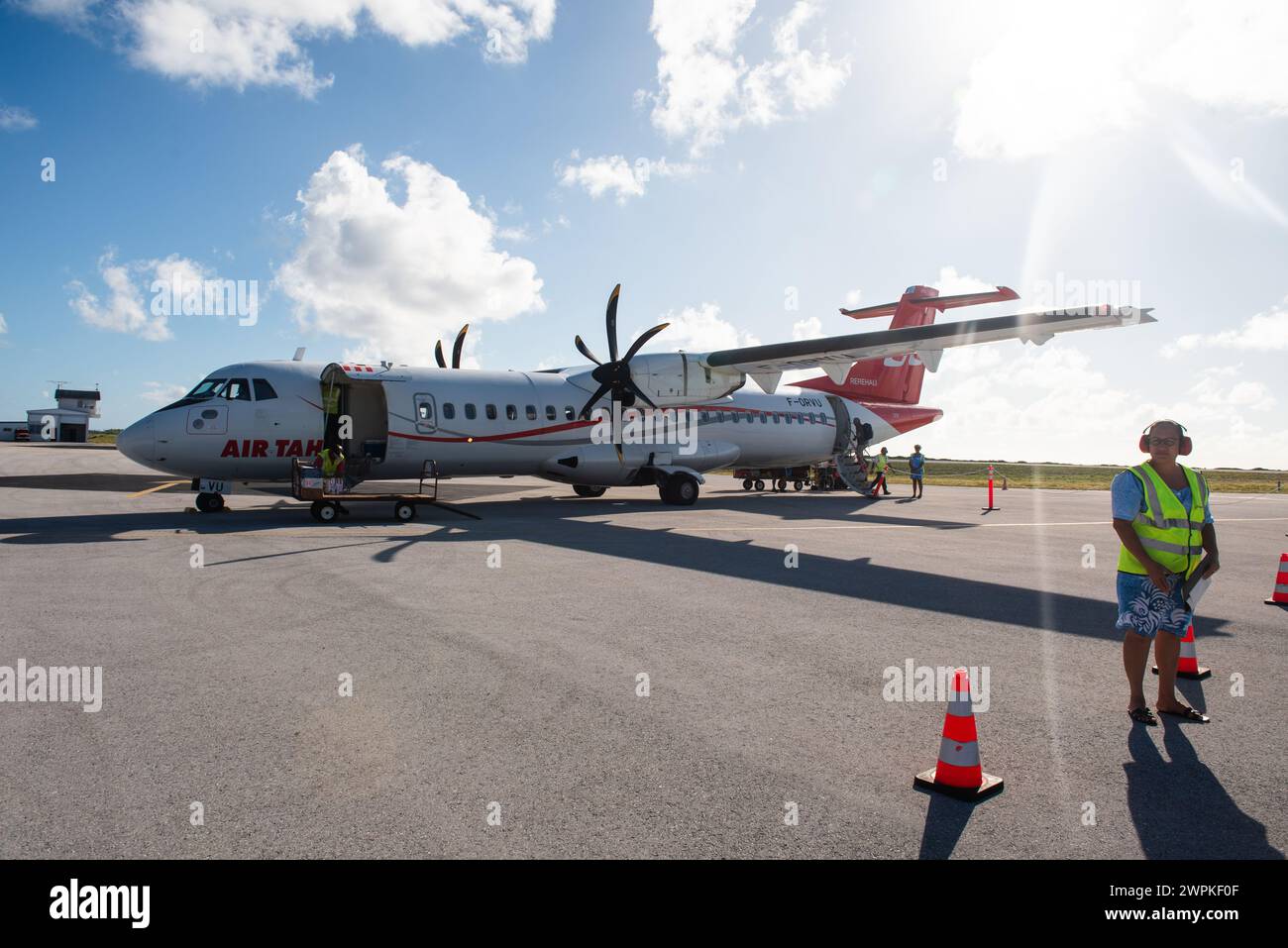 Air Tahiti VT 535, ATR 72 presso l'aeroporto di Fakarava, FAV, Polinesia francese Foto Stock