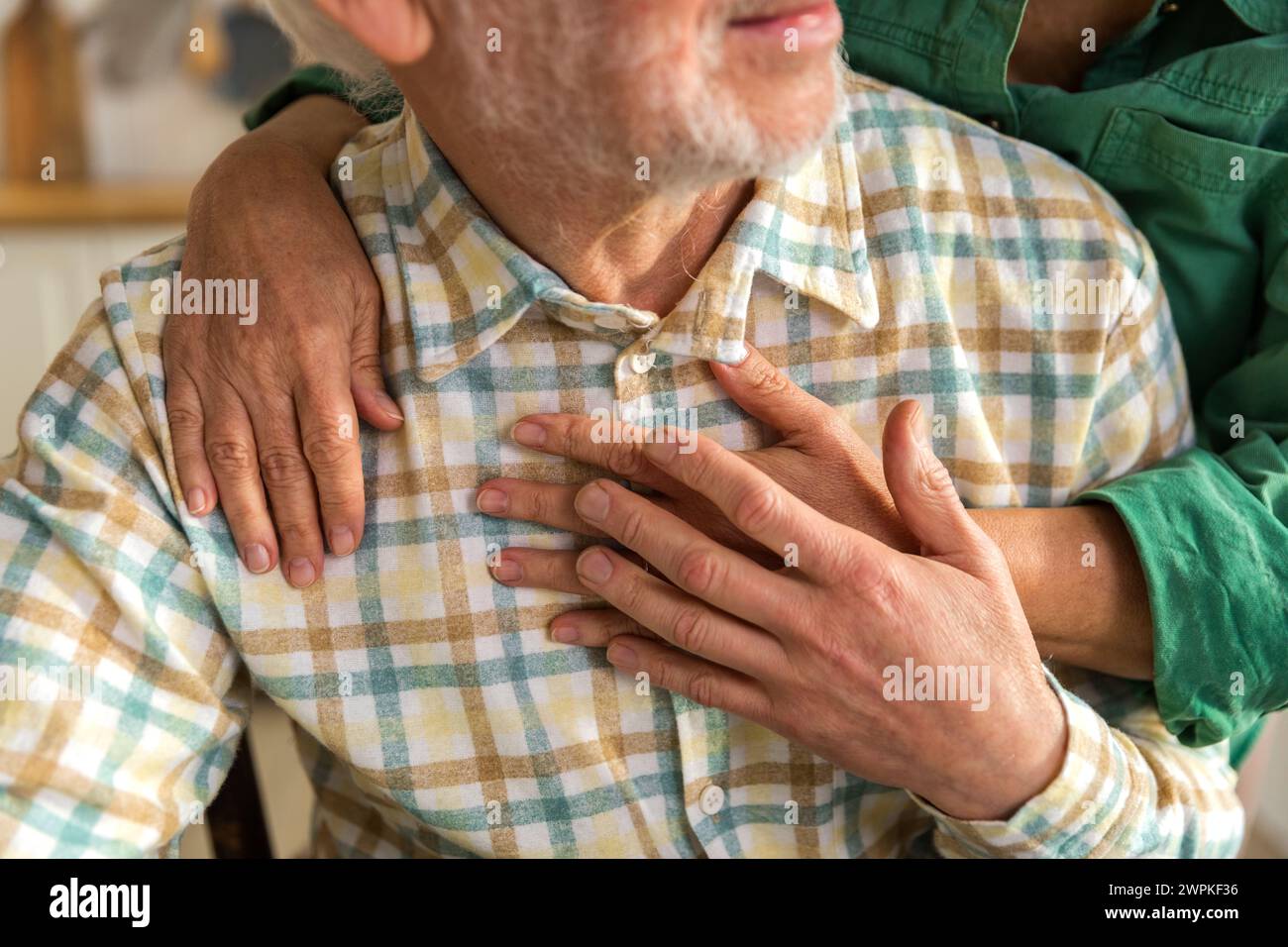 anziani coppie mani che si tengono l'un l'altro e abbracciano tenero Foto Stock