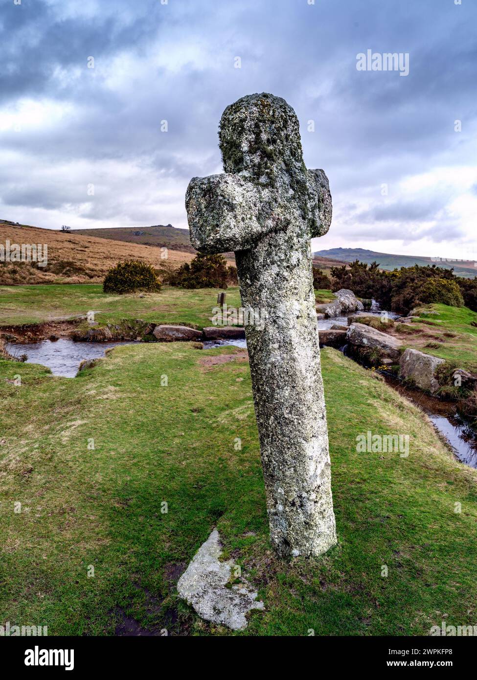 Windy Post Cross vicino a Feather Tor su Dartmoor Devon Regno Unito Foto Stock