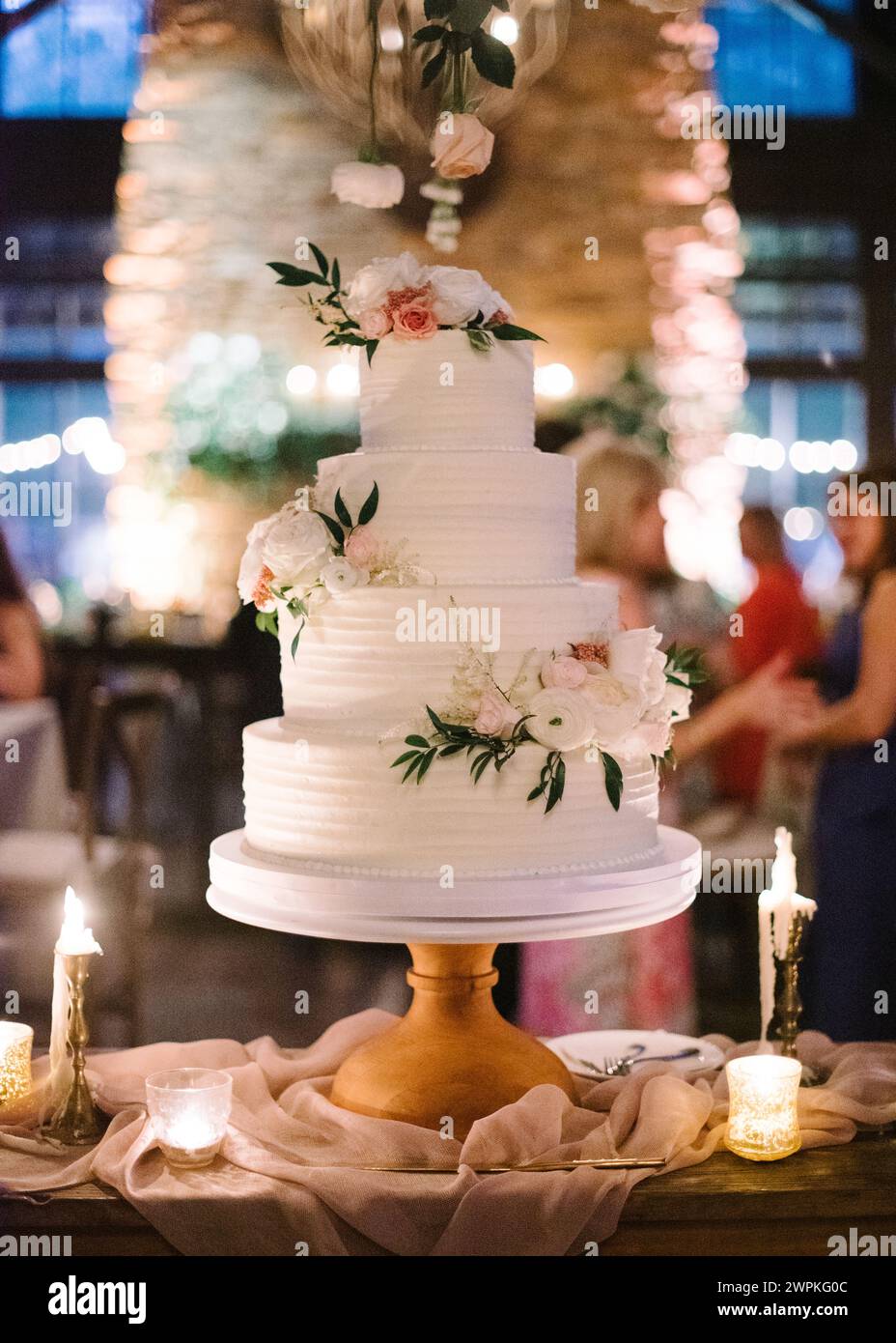 Elegante torta bianca per matrimoni floreale Foto Stock