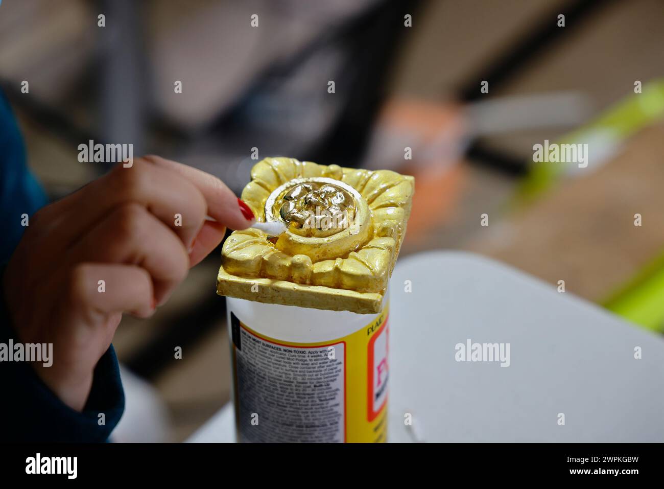 Architettura, dettaglio interno di cornici a soffitto con foglie d'oro applicate. Foto Stock