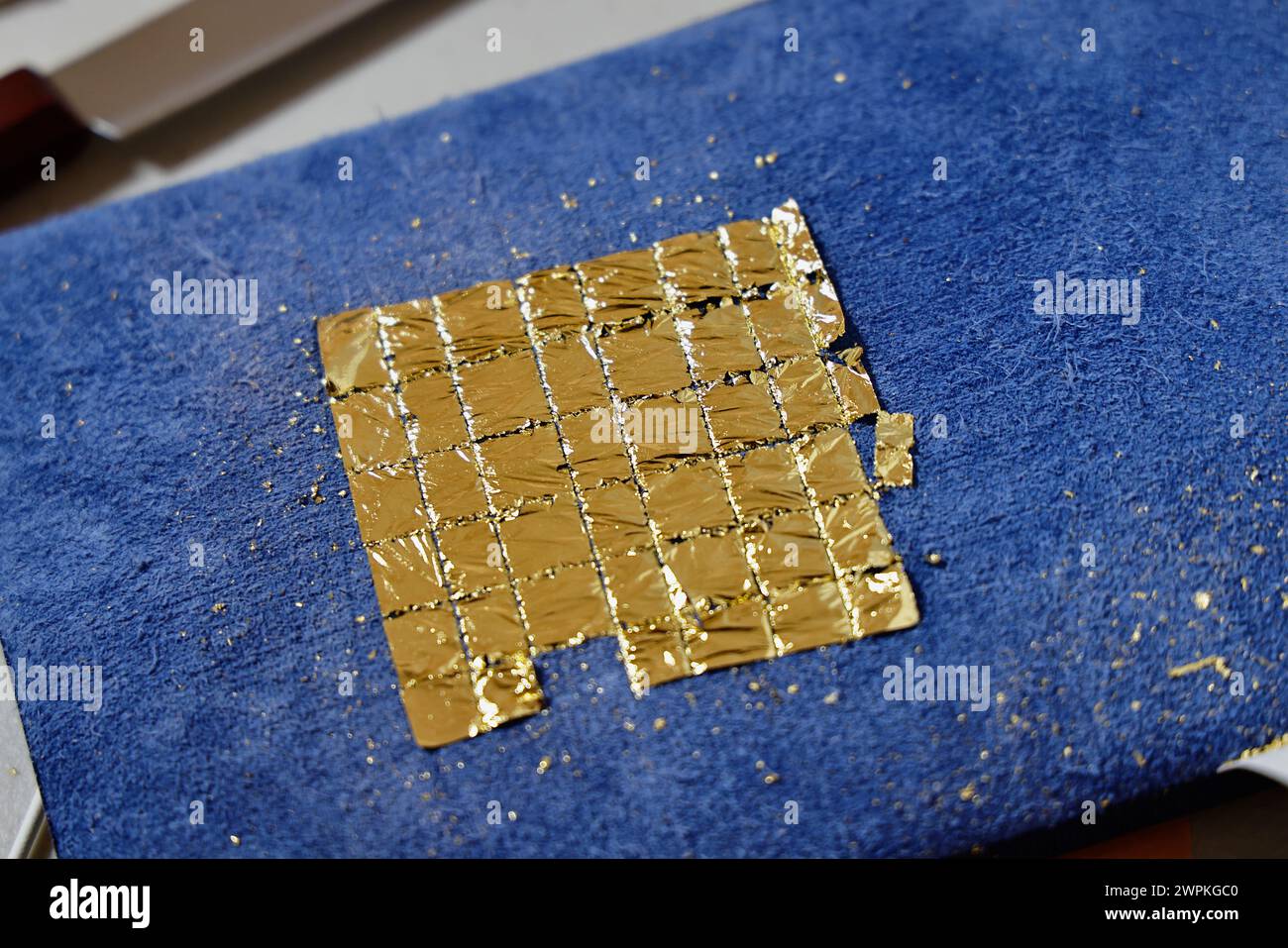 Architettura, dettagli interni in lamina d'oro utilizzata per decorare i moudling della cornice del soffitto. Foto Stock