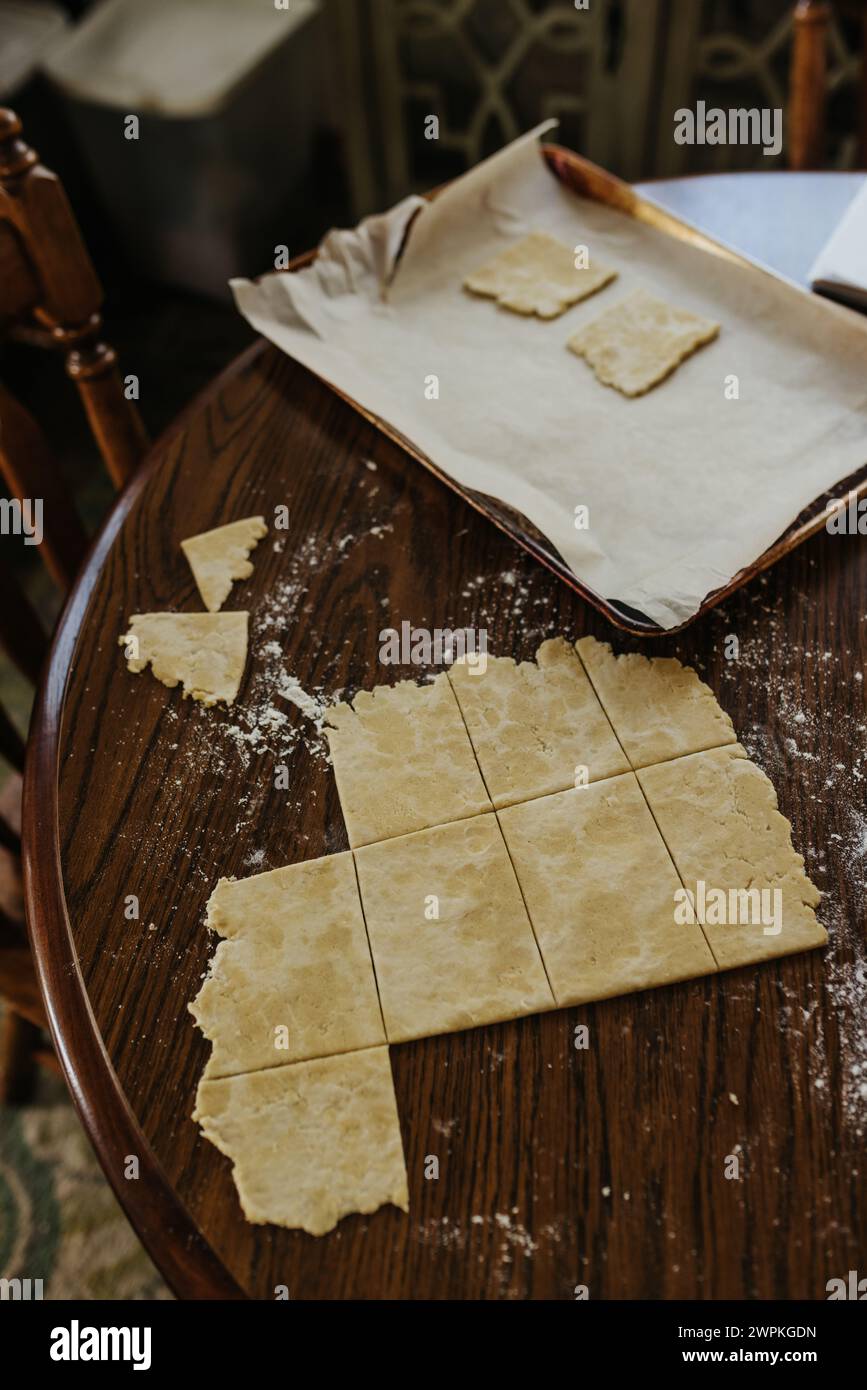 Crosta a base di pasta madre appena stesa e tagliata sul tavolo della cucina Foto Stock