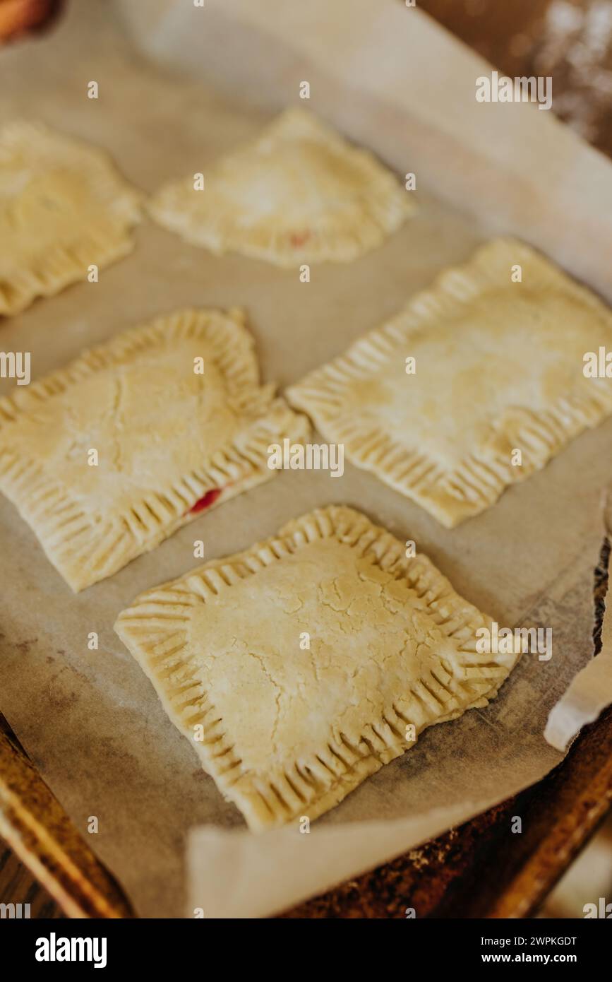 primo piano di torte fresche imbevute di gelatina su carta pergamena Foto Stock