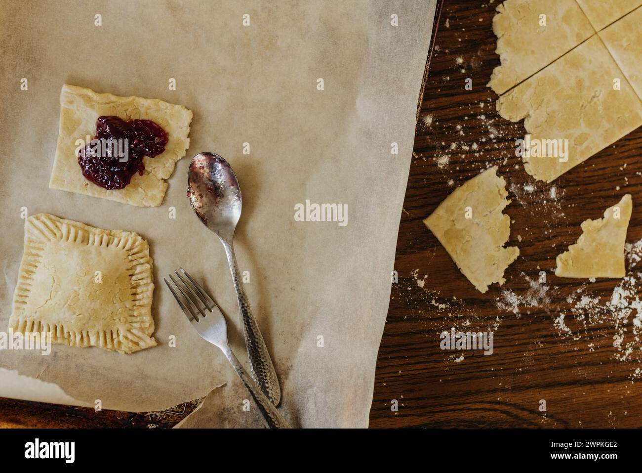 Vista dall'alto delle torte con gelatina fresca su carta pergamena Foto Stock