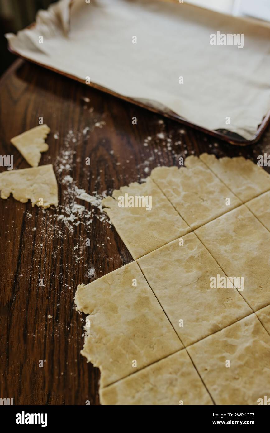 Crosta a base di pasta madre appena stesa e tagliata sul tavolo della cucina Foto Stock