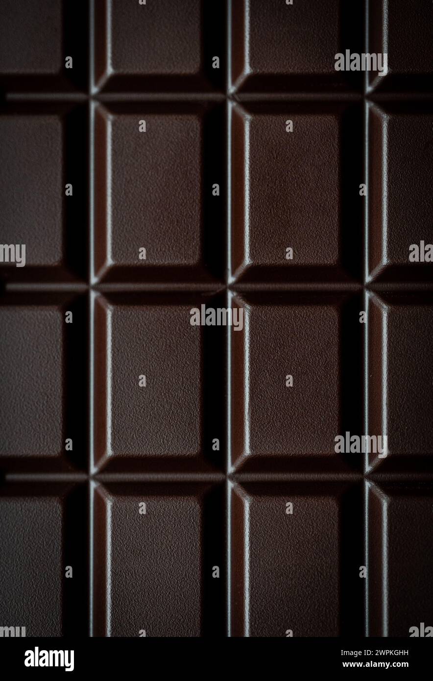 Primo piano di quadrati di una barretta di cioccolato fondente dall'alto. Foto Stock