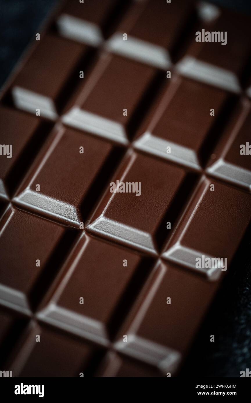 Primo piano di quadrati di una barretta di cioccolato fondente dall'alto. Foto Stock