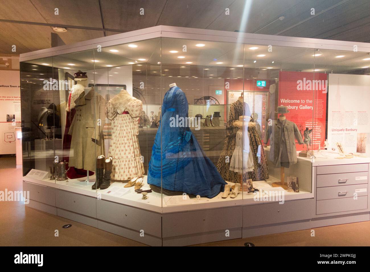 Mostre che includono abiti e abbigliamento vintage locali/locali in mostra al Banbury Museum, nel nord dell'Oxfordshire, Inghilterra. REGNO UNITO (134) Foto Stock