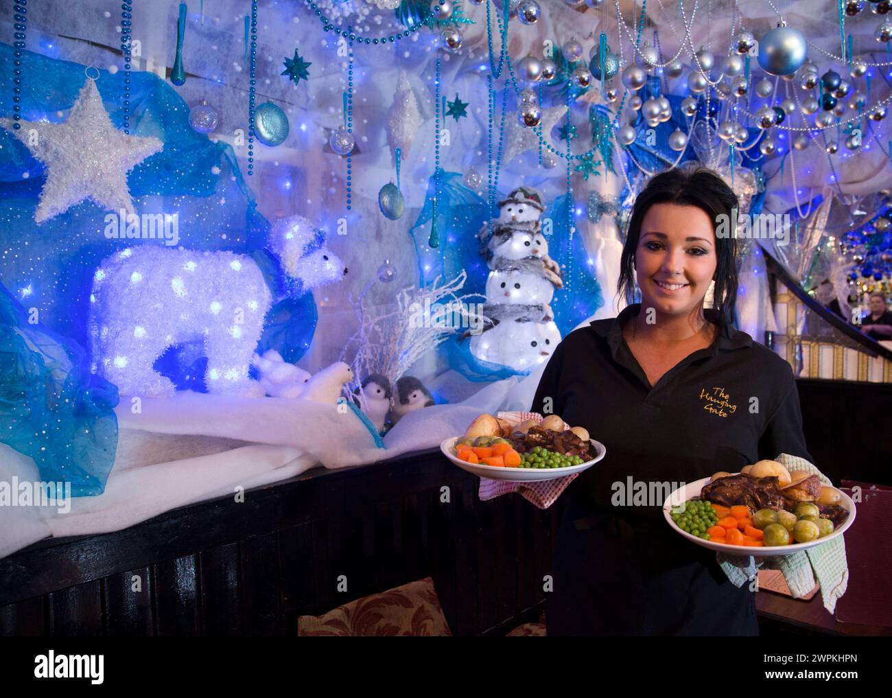 28/11/14 cameriera Sophie Parkes-Morgan (19). Il pub Hanging Gate a Chapel en le Frith, nel Derbyshire Peak District, sostiene di avere il più grande Foto Stock