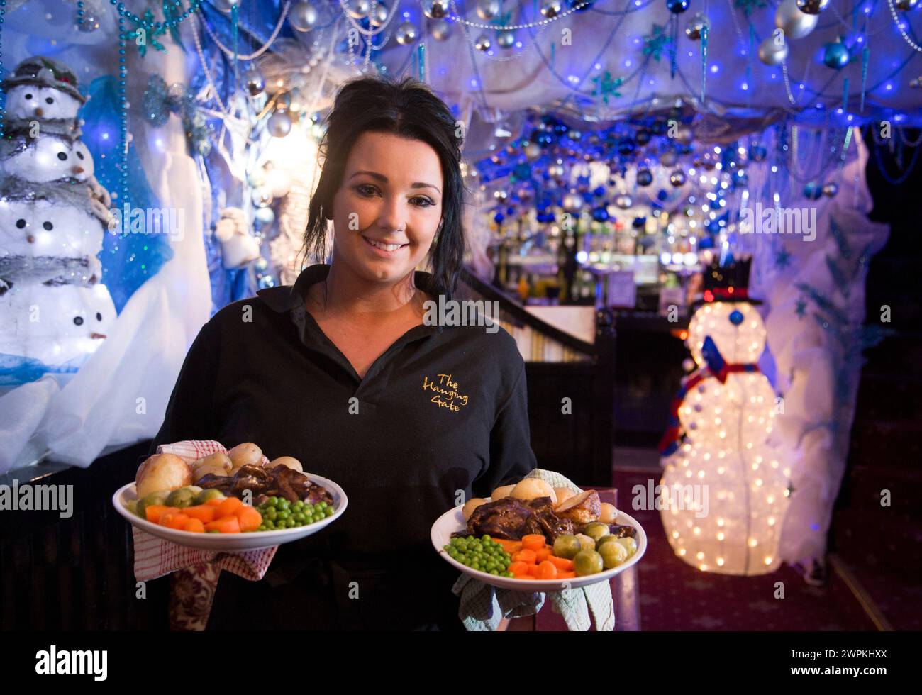 28/11/14 cameriera Sophie Parkes-Morgan (19). Il pub Hanging Gate a Chapel en le Frith, nel Derbyshire Peak District, sostiene di avere il più grande Foto Stock