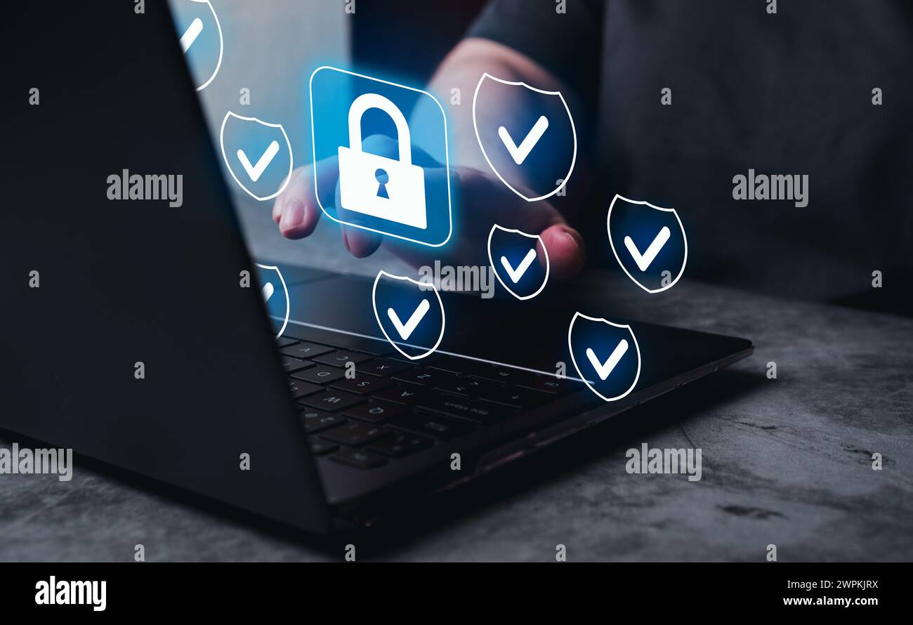 Donna utilizza un laptop con interfaccia ologramma per proteggere le informazioni sui dati. Accesso a Internet sicuro. Informazioni personali crittografate. Accesso protetto dell'utente. Foto Stock