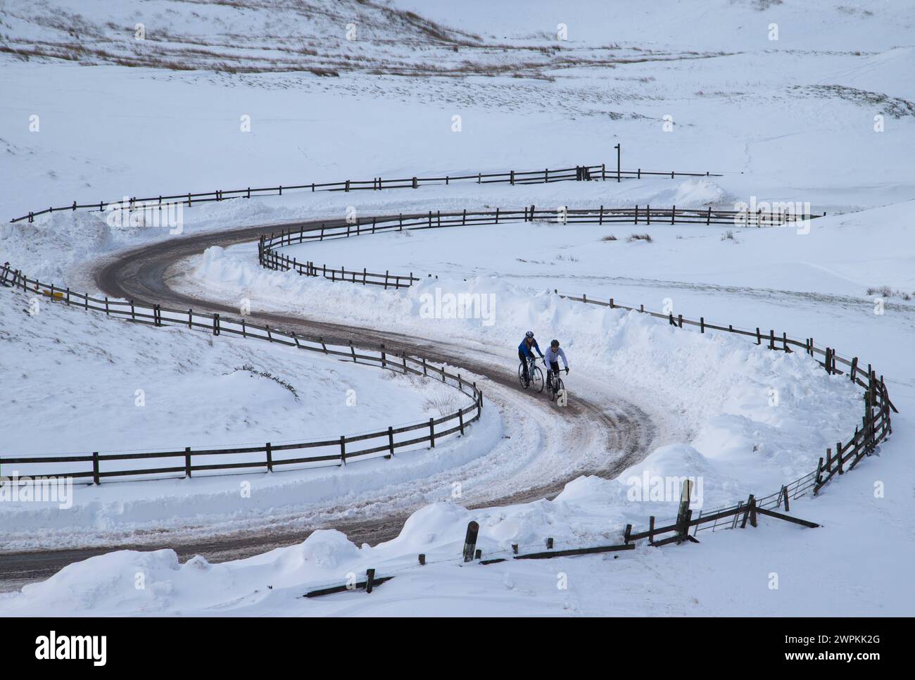 01/02/15 dopo un'altra notte di neve, due ciclisti si dirigono verso Mam Tor da Edale nel Derbyshire Peak District. Tutti i diritti riservati - Foto Stock