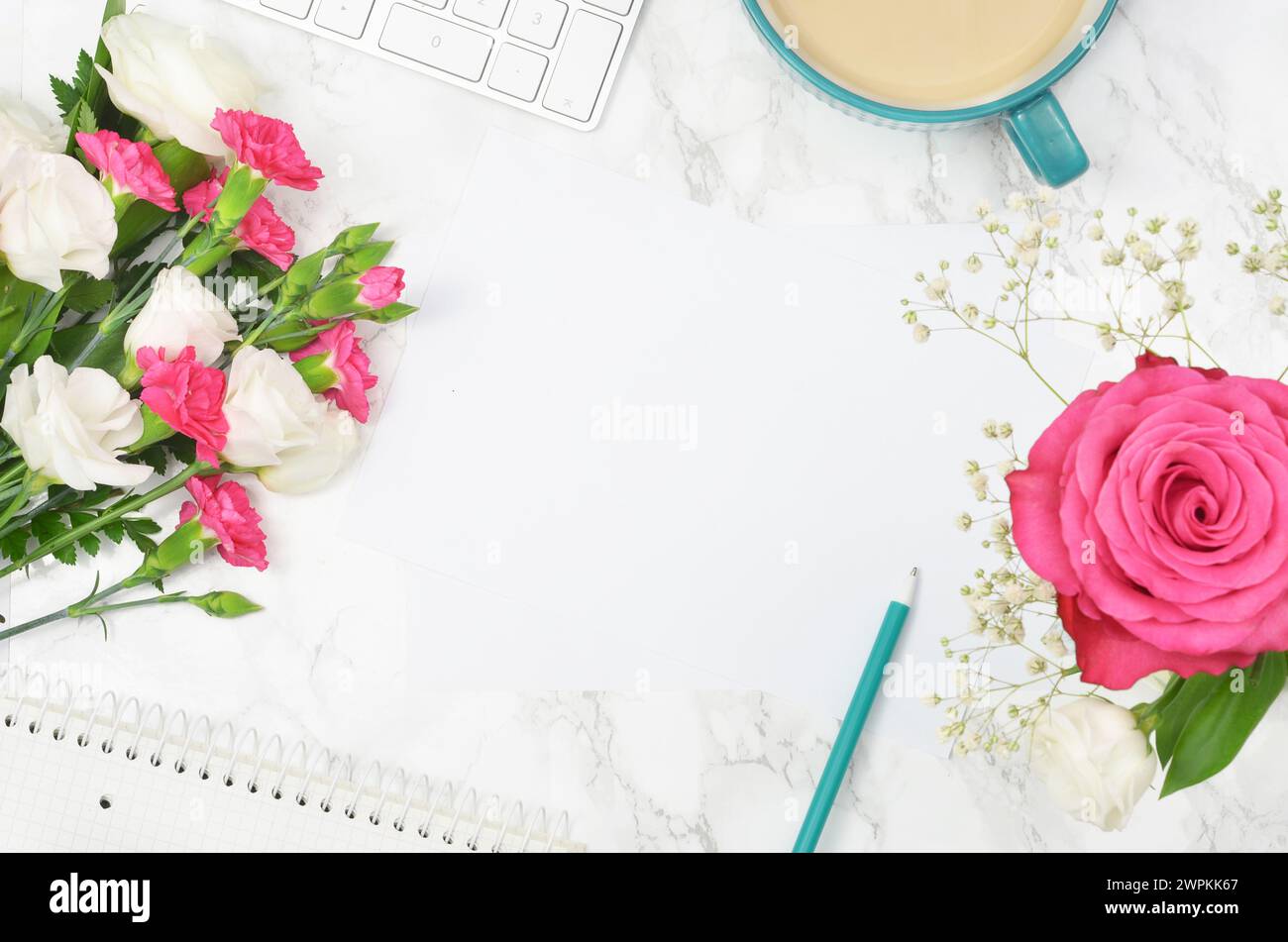 Foglio di carta bianco da riempire con contenuto, penna, fiori e caffè su un tavolo, piano. Foto Stock