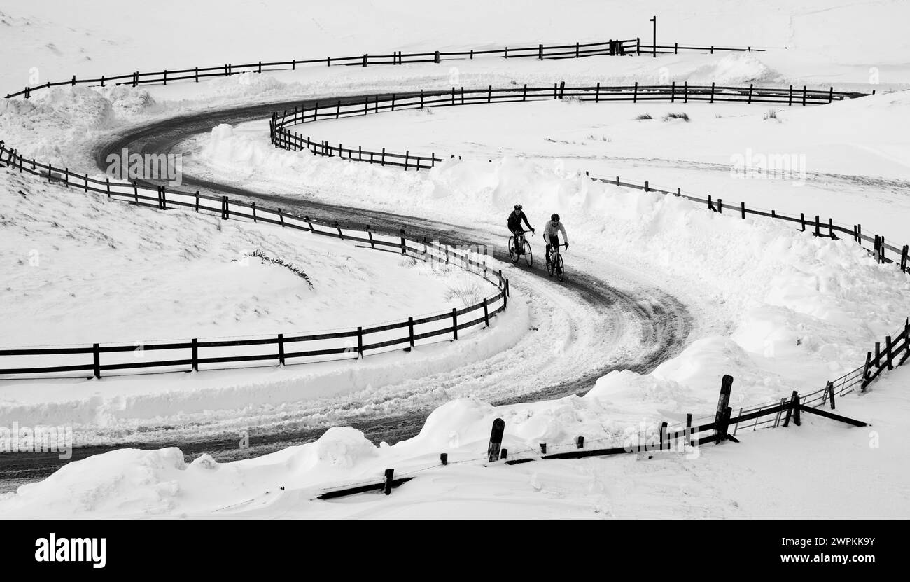 01/02/15 dopo un'altra notte di neve, due ciclisti si dirigono verso Mam Tor da Edale nel Derbyshire Peak District. Tutti i diritti riservati - Foto Stock