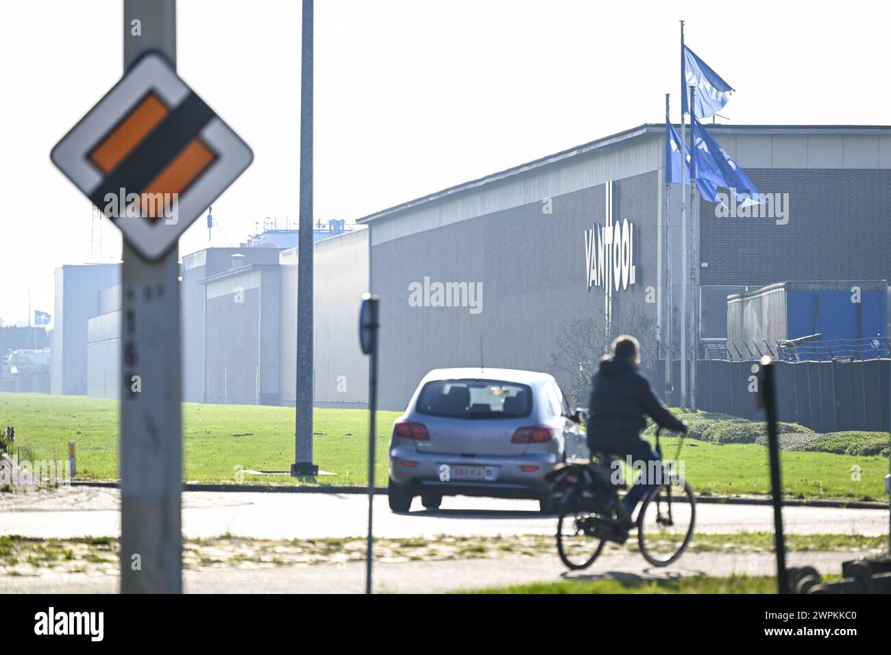 Lier, Belgio. 8 marzo 2024. Il sito di assemblaggio degli autobus Van Hool, a Lier, venerdì 8 marzo 2024. La prossima settimana è previsto un comitato speciale per i costruttori di autobus. Il licenziamento di una parte dei 2.500 dipendenti può essere annunciato lì. Il governo fiammingo sta valutando un possibile sostegno aggiuntivo per il costruttore di autobus Van Hool. Ciò potrebbe, ad esempio, assumere la forma di una proroga della garanzia statale o di una partecipazione al capitale. BELGA PHOTO TOM GOYVAERTS credito: Belga News Agency/Alamy Live News Foto Stock