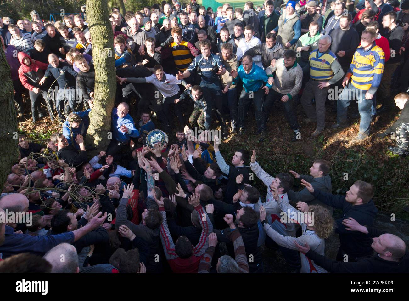 17/02/15 il gioco si sposta nel fiume durante l'annuale Royal Shrovetide Football Match ad Ashbourne, Derbyshire. Dopo aver "alzato" la palla alle 14:00 Foto Stock