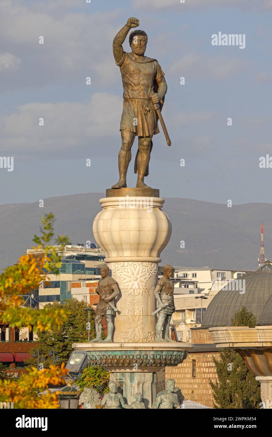 Skopje, Macedonia del Nord - 23 ottobre 2023: Statua di bronzo di Filippo II di Macedonia, monumento e fontana, monumento storico nella città vecchia, all'Autumn Afte Foto Stock