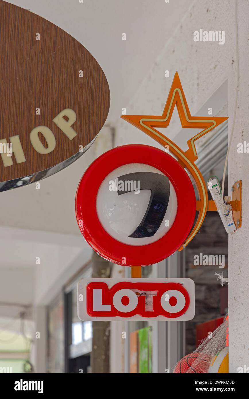 Ohrid, Macedonia del Nord - 23 ottobre 2023: Macedonia lotto Lucky Number Seven State Lottery Gambling Games Store. Foto Stock