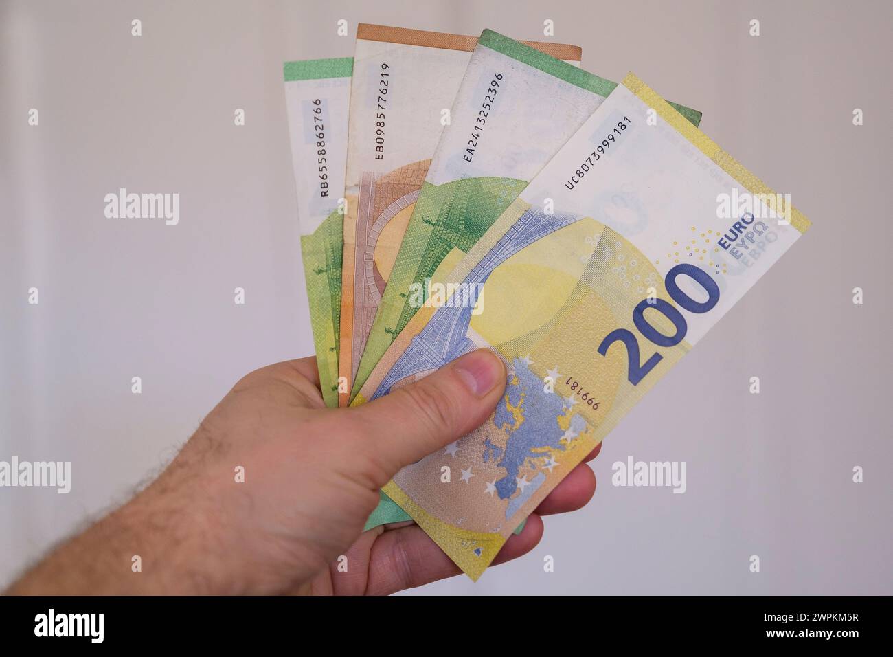 A mano hŠlt Euro-Scheine *** a mano con banconote in euro Foto Stock
