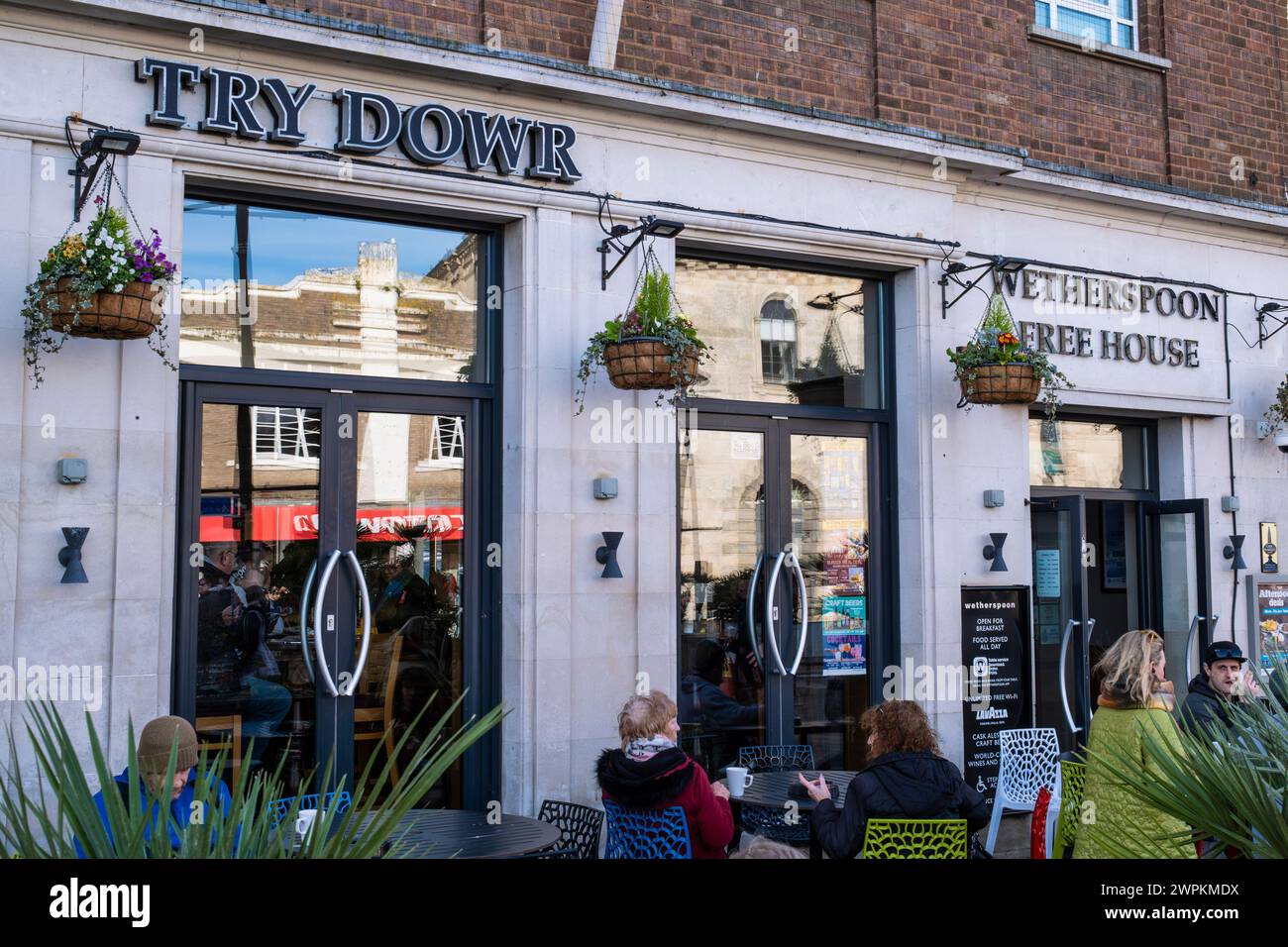 Prova il Dowr, pub pubblico di Wetherspoons a Lemon Quay, nel centro di Truro, in Cornovaglia, Regno Unito Foto Stock
