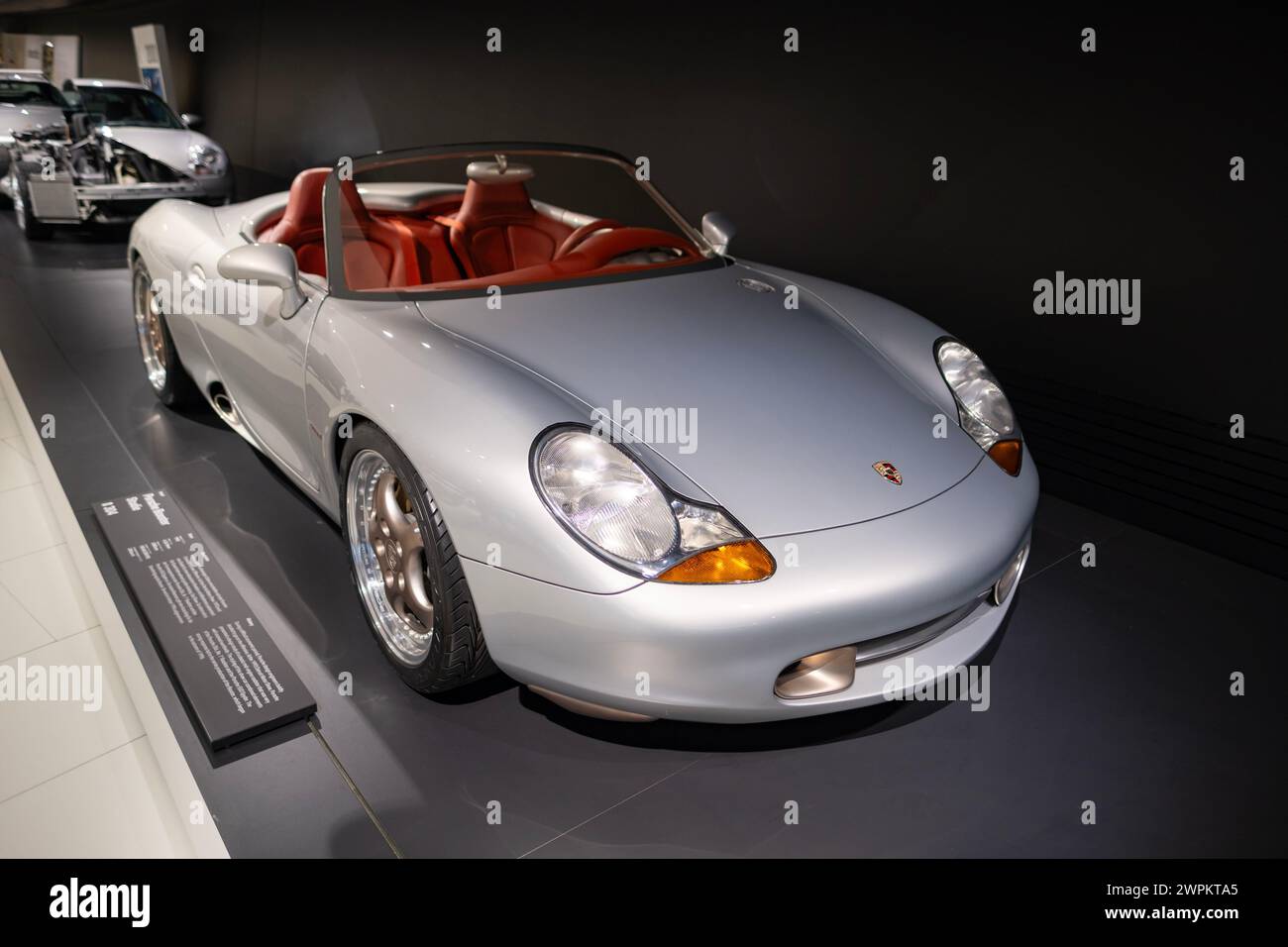 Concept car silver Porsche Boxster in mostra al museo, curve eleganti e design senza tempo, collezione di auto Cabrio classica, passione automobilistica, storia Foto Stock