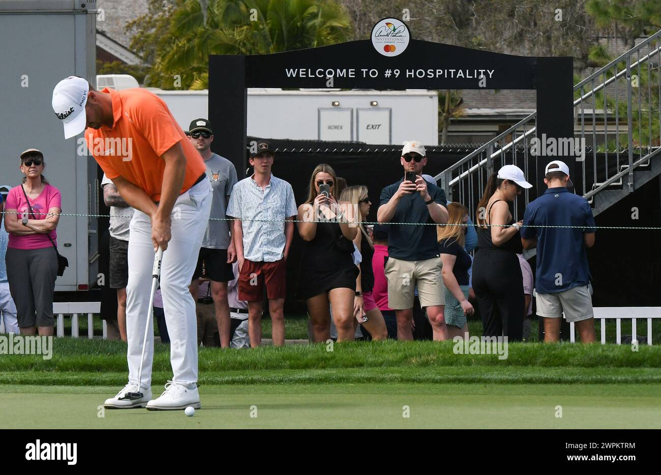 Orlando, Stati Uniti. 7 marzo 2024. Wyndham Clark degli Stati Uniti batte un putt sulla nona buca durante il primo round dell'Arnold Palmer Invitational presentato da Mastercard all'Arnold Palmer Bay Hill Golf Course di Orlando, Florida. Credito: SOPA Images Limited/Alamy Live News Foto Stock